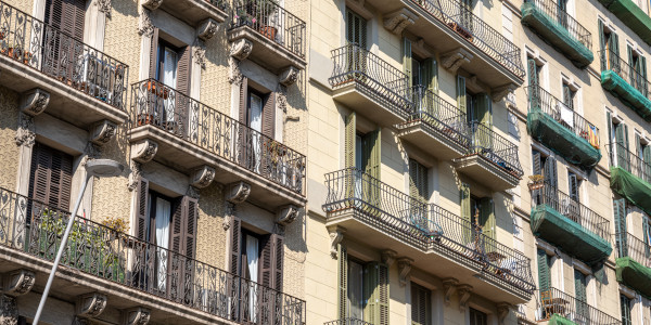 Trabajos Verticales en Fachadas de Edificios / Viviendas en Madrid · Pintado de Fachadas con Difícil Acceso