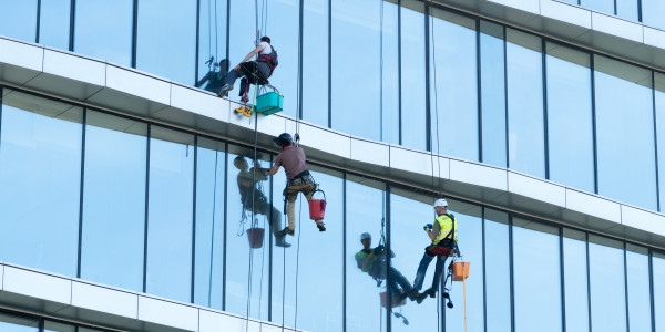 Trabajos Verticales en Fachadas de Edificios / Viviendas en Madrid · Pintado Económico y Rápido de Fachadas